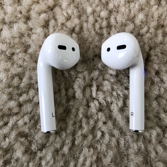 i12 Earpods NEW!! Auto Connects with lid open! - Picture 2 of 7